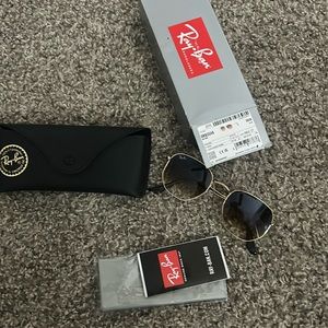 Brand new ray bans never worn!! bought for 199$